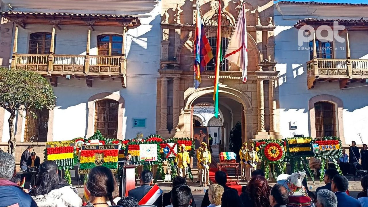 http://www.redpat.tv//uploads/Sucre_rinde_homenaje_a_Juana_Azurduy_con_ofrendas_florales_902381e33b.jpg
