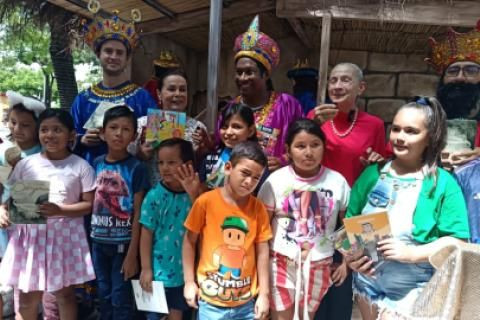 Regalan libros en lugar de incienso, mirra y oro, a los niños en el Día de los Reyes Magos
