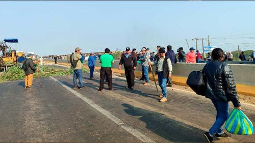 Productores de arroz bloquean el puente de la Amistad en Santa Cruz por contrabando y crisis del sector