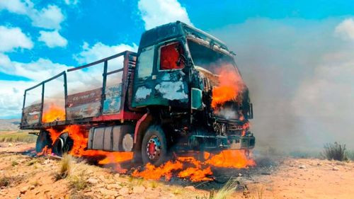 Aduana incinera camión con ropa usada de contrabando en La Paz