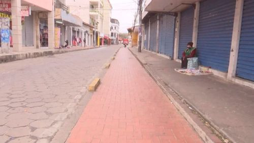 Adultos mayores enfrentan el frío extremo para subsistir vendiendo en las calles