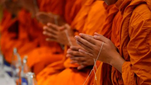 Mujer extorsionaba a monjes budistas con miles de videos sexuales en Tailandia          
