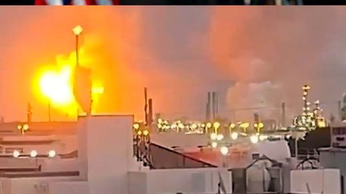 El impacto de un misil iraní provocó un incendio en la principal refinería de Baréin