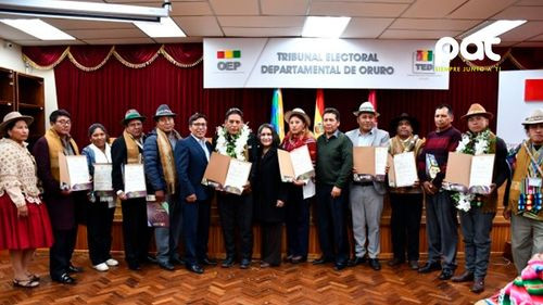 Entregan credenciales a autoridades originarias de Salinas bajo democracia comunitaria  