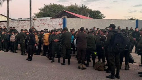 Policía acuartelada garantiza seguridad y transición democrática