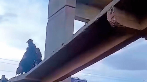 Cae baranda metálica en pasarela durante entrada de comparsas y deja heridos en Oruro 