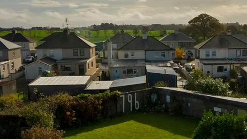 Hallan fosa común con 800 bebés en antiguo hospicio católico de Irlanda