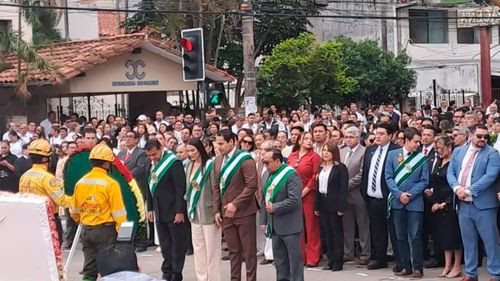 Actos del Bicentenario en Santa Cruz se realizan sin la presencia de Fernández ni Aguilera, generando críticas municipales