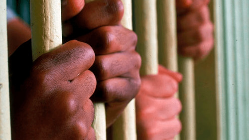 Condenan a dos hombres a 25 y 20 años de prisión por abuso contra tres menores en Tarija