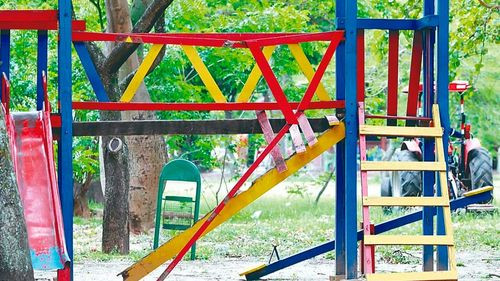 Vecinos piden revisar parques tras muerte de una niña