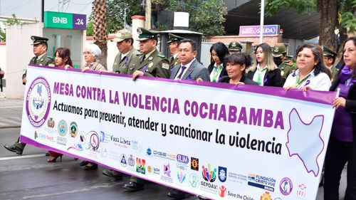 Fiscalía de Cochabamba lidera marcha por los derechos de las mujeres