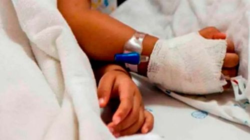 Niña envenenada por su madre continúa en terapia intensiva en El Alto