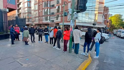 Protesta ciudadana en Cochabamba por escasez de cupos para tramitar el Rejap
