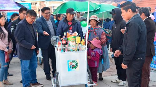 UPEA entrega carritos de batido a familias de escasos recursos como parte de un programa solidario