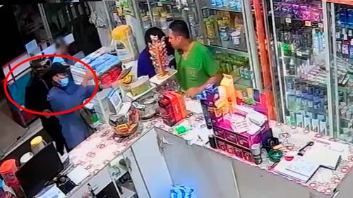 Delincuentes en moto asaltan farmacia en Plan Tres Mil y roban Bs 4.000