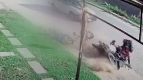 Buscan a motociclista que atropelló a un ciclista y huyó en Santa Cruz