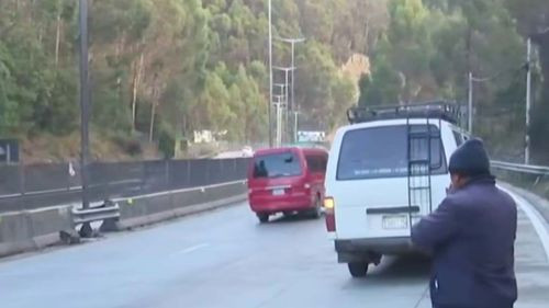 Hallan a un hombre sin vida en la autopista La Paz–El Alto; presumen atropello y abandono
