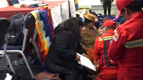 Evacúan a diputado en huelga