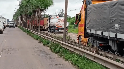 Padres bloquean la carretera Warnes–Santa Cruz en demanda de mejoras educativas