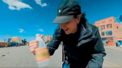 Youtuber español HiClavero prueba el legendario alcohol caimán en Bolivia y queda sorprendido