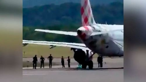 Hombre muere succionado por motor de avión en aeropuerto de Milán