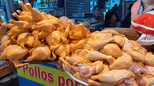 El kilo de pollo baja a Bs 19 en Santa Cruz tras alcanzar los Bs 29