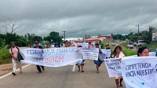 Productores bloquean vía Santa Cruz–Cochabamba
