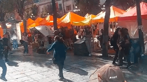 Recriminan y lanzan tomates a dirigentes de la COB cuando ingresaban a su ampliado de emergencia en La Paz