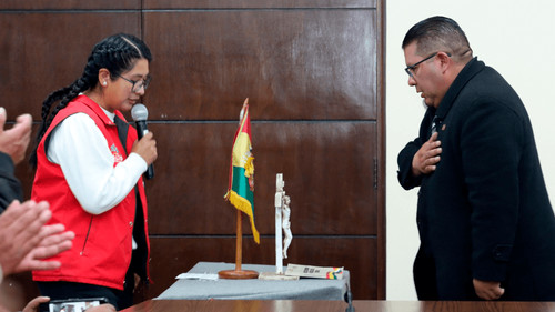Eva Copa posesiona a Rubén Paz como nuevo subalcalde del Distrito 6