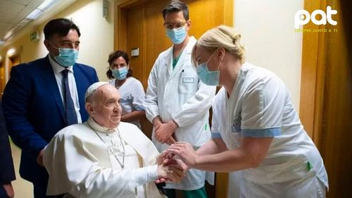El Vaticano confirma que el Papa Francisco tiene neumonía bilateral