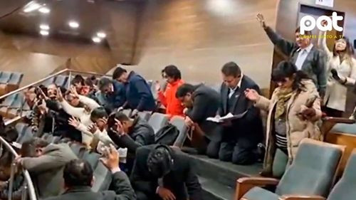 Evangélicos oran en la Asamblea para &quot;expulsar demonios&quot; de la política