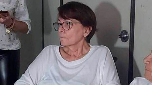 Permiso temporal de desarraigo para María Eidy Roca por motivos de salud en caso de contratos lesivos
