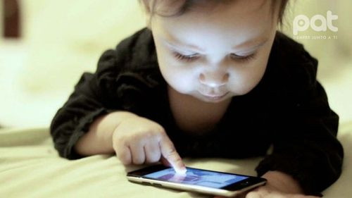 Exposición temprana a medios digitales vinculada a problemas sensoriales en niños