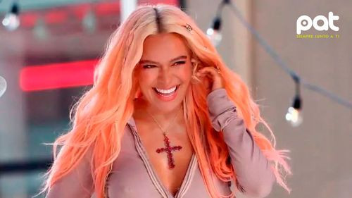 ¿Karol G copió la coreografía de &quot;la bomba&quot;? fans detectan similitudes con el clásico de azul azul
