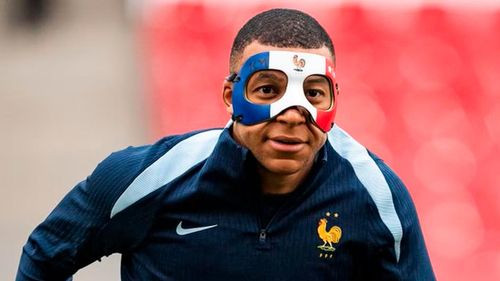El desafío de Kylian Mbappé con la máscara facial tras su fractura de nariz