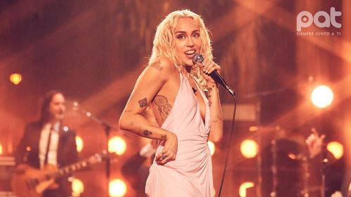 Miley Cyrus conmemora el primer aniversario de &quot;Flowers&quot; en medio de incidente de acoso