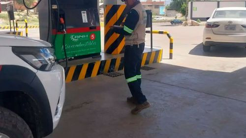 ANH bloquea temporalmente cerca de 50 placas por carga repetitiva de combustible en Cochabamba