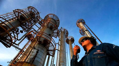 Gobierno identifica a funcionarios de YPFB vinculados a red de combustible adulterado