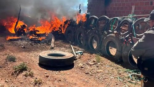 Mueren 13 animales tras incendio en corral construido con llantas en Villazón