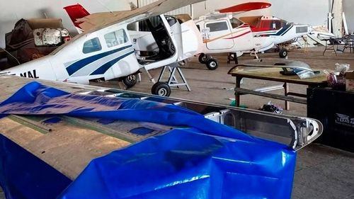 Hallan alas de avionetas y piezas desmanteladas en hangar vinculado a Marset
