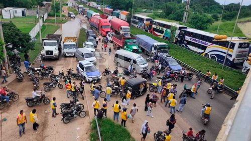 Mototaxistas reinstalan bloqueo en la ruta al norte cruceño por combustible