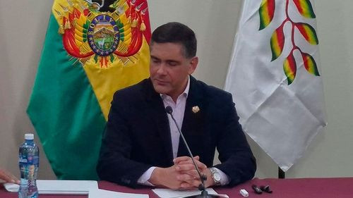 Ministro Justiniano expresa condolencias por pilotos fallecidos y aclara situación de la aeronave