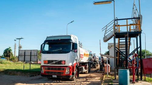 YPFB descarga 100 cisternas más de combustible importado