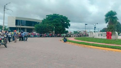 Mototaxistas bloquean el ingreso a Montero por reclamos sobre la calidad del combustible