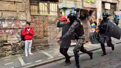 Reportan 13 arrestados tras intervención policial en el ministerio de trabajo