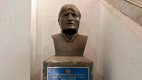 Exlegisladores defienden busto de Evo Morales y anuncian que lo recogerán si es retirado de la ALP