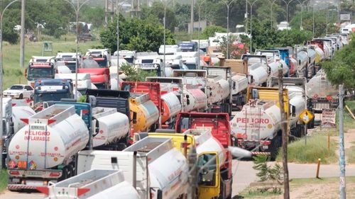 Cisterneros reclaman a YPFB por gasolina varada en Palmasola