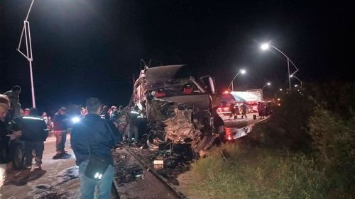 Tren choca contra cisterna en Villa Montes y derraman diésel