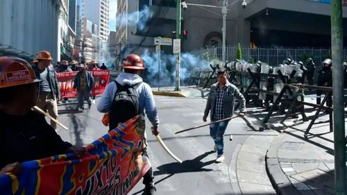 Bloqueos, enfrentamientos, incendios y saqueos marcan una jornada violenta en La Paz