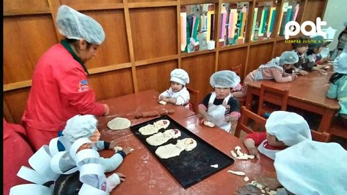 Niños de los centros PAN Manitos elaboran t’antawawas y preparan mesas de Todos Santos